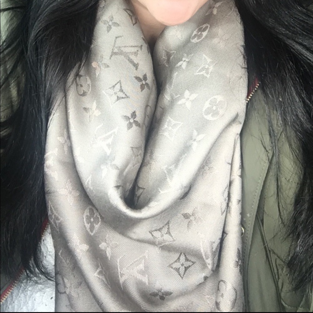 Louis Vuitton shawl ❌❌ SOLD ❌❌